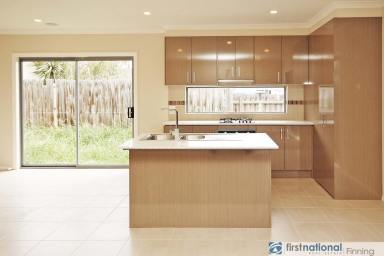 Unit For Lease - VIC - Cranbourne - 3977 - Modern 3 bedroom townhouse (Image 2)