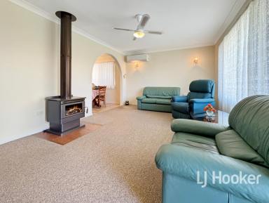 House For Sale - NSW - Inverell - 2360 - Neat, Low-Maintenance Living in a Great Location (Image 2)