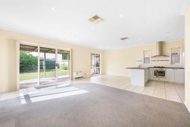 Townhouse For Sale - VIC - Red Cliffs - 3496 - NEAT & COMPLETE TOWNHOUSE  (Image 2)