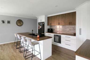 House For Sale - NSW - Glen Innes - 2370 - Modern Brick Family Home in a Prime Location  (Image 2)