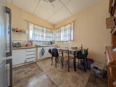 House For Sale - VIC - Kerang - 3579 - FEDERATION STYLE HOME ON A LARGE ALLOTMENT  (Image 2)