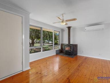 House For Sale - SA - Mannum - 5238 - Affordable quality family home. Large deck, large master bedroom, corner block, peaceful part of Mannum. (Image 2)