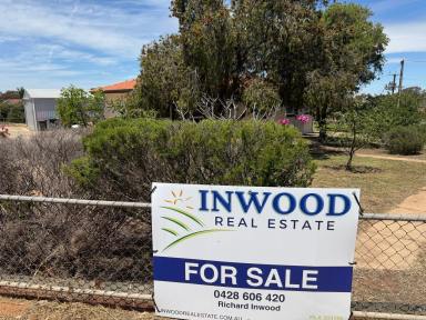 House For Sale - SA - Mannum - 5238 - Affordable quality family home. Large deck, large master bedroom, corner block in a peaceful part of Mannum. (Image 2)