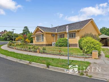 House For Sale - VIC - Kennington - 3550 - An excellent opportunity to personalise in a sought-after blue-chip location  (Image 2)