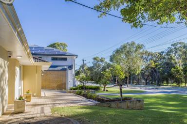 House For Sale - WA - Karrinyup - 6018 - Walk to the beach, the school - or buggy to the golf course!  (Image 2)