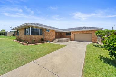 House For Sale - NSW - South Grafton - 2460 - Market Rarity - Low Set, Flood Free Brick & Tile  (Image 2)