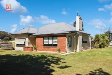 House For Sale - VIC - Kialla - 3631 - Prominent Highway Corner Location - 5,351m2 Land  (Image 2)