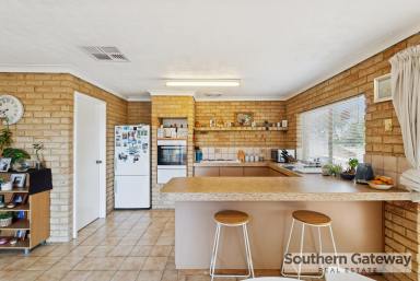 Duplex/Semi-detached For Sale - WA - Leeming - 6149 - LOW MAINTENANCE LIVING IN PERFECT LOCATION  (Image 2)