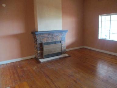 Unit For Lease - VIC - Portland - 3305 - 3 Bedroom Unit In CBD  (Image 2)