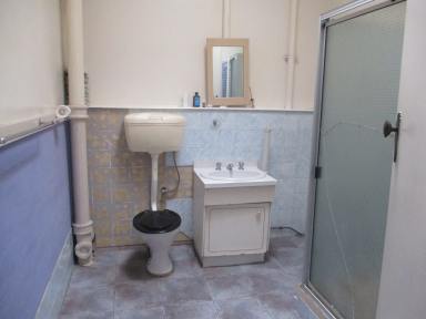 Unit For Lease - VIC - Portland - 3305 - 3 Bedroom Unit In CBD  (Image 2)