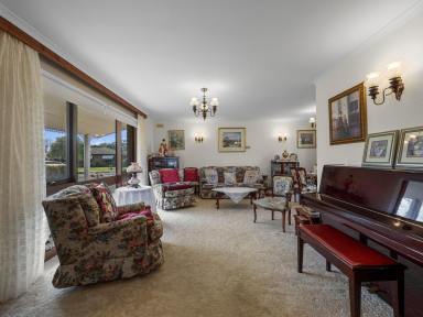 House For Sale - VIC - Hamilton - 3300 - Light-filled four-bedroom home in a quiet court location  (Image 2)