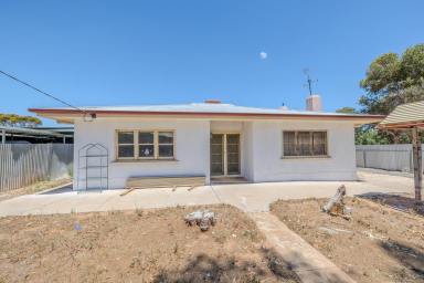 House For Sale - VIC - Sea Lake - 3533 - Solid three bedroom house + bungalow!  (Image 2)