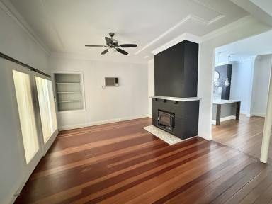 House For Lease - NSW - Grafton - 2460 - STYLISH 2 BEDDER STEPS FROM THE PARK AND THE NEW GRAFTON POOL (Image 2)