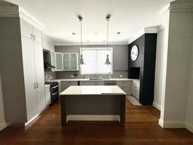 House For Lease - NSW - Grafton - 2460 - STYLISH 2 BEDDER STEPS FROM THE PARK AND THE NEW GRAFTON POOL (Image 2)