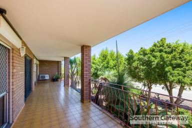 House For Sale - WA - Parmelia - 6167 - ENORMOUS RETRO BEAUTY  (Image 2)