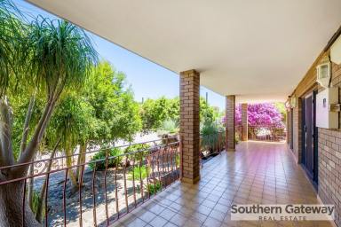 House For Sale - WA - Parmelia - 6167 - ENORMOUS RETRO BEAUTY  (Image 2)