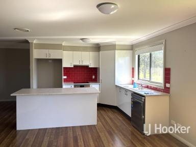 House Leased - NSW - Inverell - 2360 - Modern, Elevated Family Home (Image 2)