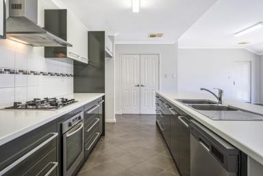 House For Sale - WA - Wagin - 6315 - EXECUTIVE FAMILY HOME!!! (Image 2)