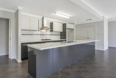 House For Sale - WA - Wagin - 6315 - EXECUTIVE FAMILY HOME!!! (Image 2)