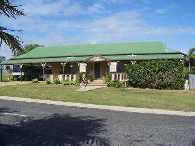 House For Lease - QLD - Eimeo - 4740 - WELL MAINTAINED & PRESENTED COLONIAL DESIGNED HOME WITH CHARM & CHARACTER  (Image 2)