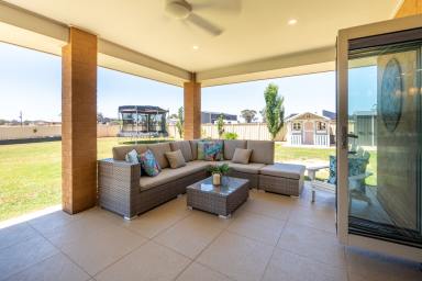 House For Sale - NSW - Temora - 2666 - Luxury Acreage Home (Image 2)