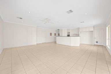 House For Sale - VIC - Mildura - 3500 - SPACIOUS FAMILY LIVING IN QUIET COURT (Image 2)