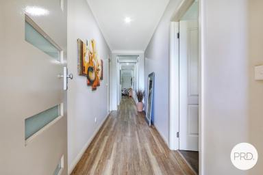 House For Sale - NSW - Jindera - 2642 - AN IMPRESSIVE FAMILY HOME WITH POOL & MULTIPLE LIVING ZONES  (Image 2)