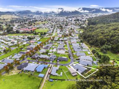 House For Sale - NSW - Lithgow - 2790 - Impeccably Presented Family Home in a Sought-After South Littleton Location  (Image 2)