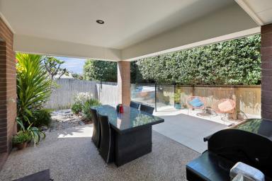 House For Sale - QLD - Rural View - 4740 - UNIQUE HIGH YIELD DUAL-KEY OR VERSATILE FAMILY LIVING  (Image 2)