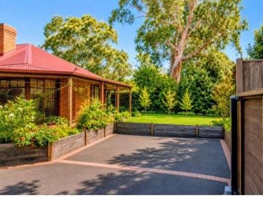 House For Sale - VIC - Rosebud - 3939 - The perfect family home or Mornington Peninsula Retreat (Image 2)