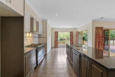 House For Sale - VIC - Drouin - 3818 - JUST RIGHT FOR ANY SIZE FAMILY (Image 2)