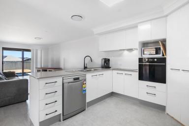 House For Sale - NSW - Mudgee - 2850 - DUAL INCOME INVESTMENT (Image 2)