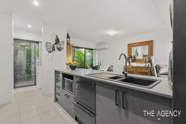 Townhouse For Sale - WA - Dudley Park - 6210 - Modern comfort, stylish upgrades, and a coastal lifestyle to enjoy  (Image 2)