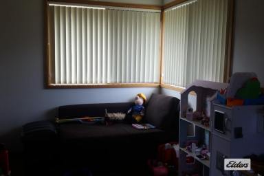 House For Lease - NSW - Taree - 2430 - Charming 3 Bedroom Brick Home with Double Garage (Image 2)