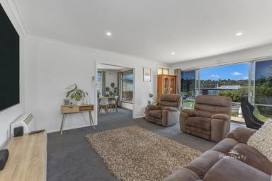 House For Sale - TAS - Romaine - 7320 - Space, serenity and convenience (Image 2)