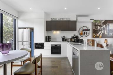 Townhouse For Sale - VIC - Frankston - 3199 - Cutting-Edge, Contemporary Townhouse in Prime Beachside Pocket (Image 2)