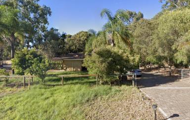 Acreage/Semi-rural For Lease - WA - Wanneroo - 6065 - 3-4 Bed / 1 Bath Country Home  (Image 2)