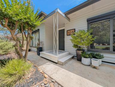 House For Sale - VIC - Kerang - 3579 - Easy Family Living with Space to Work from Home  (Image 2)