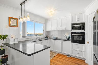 House Auction - NSW - Roslyn - 2580 - Peaceful Country Living with Modern Comforts (Image 2)