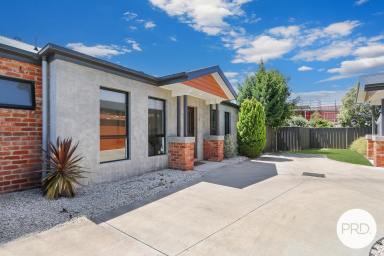 House For Sale - VIC - Wodonga - 3690 - LOW-MAINTENANCE LIVING IN A PRIME CENTRAL LOCATION (Image 2)