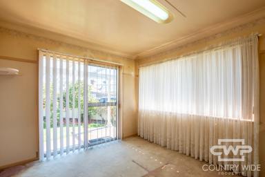 House For Lease - NSW - Glen Innes - 2370 - Brick Home on double block ready for Rent!  (Image 2)