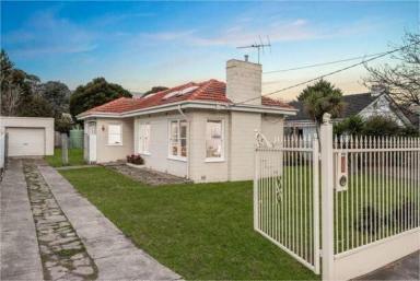 House For Lease - VIC - Moorabbin - 3189 - Spacious Home in the heart of Moorabbin (Image 2)