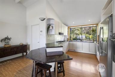 Acreage/Semi-rural For Sale - VIC - Red Hill - 3937 - Elevated Luxury with Panoramic Peninsula & Bay Views  (Image 2)