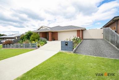House For Sale - VIC - Eastwood - 3875 - Immaculately Maintained Home Packed with Extras in a Prime Location  (Image 2)