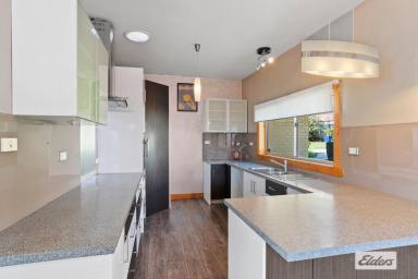 House For Sale - TAS - Ulverstone - 7315 - LOW MAINTENANCE FAMILY HOME WITH STUNNING VIEWS  (Image 2)
