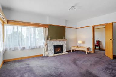 House For Sale - TAS - Ulverstone - 7315 - LOW MAINTENANCE FAMILY HOME WITH STUNNING VIEWS (Image 2)