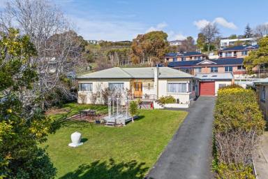 House For Sale - TAS - Ulverstone - 7315 - LOW MAINTENANCE FAMILY HOME WITH STUNNING VIEWS (Image 2)