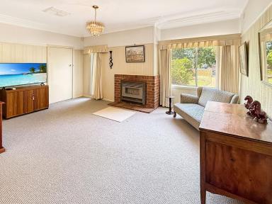 House For Sale - NSW - Narrandera - 2700 - LARGE FAMILY HOME WITH APPEAL  (Image 2)