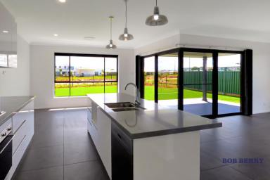 House For Lease - NSW - Dubbo - 2830 - Modern Three Bedroom Home Backing Onto Southlakes Waterway (Image 2)