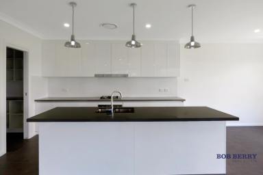 House For Lease - NSW - Dubbo - 2830 - Modern Three Bedroom Home Backing Onto Southlakes Waterway (Image 2)